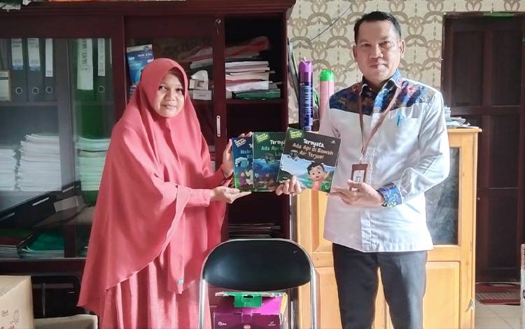 SNC Serahkan Buku Cerita Islam Bergambar Ke MIN 5 Palangka Raya