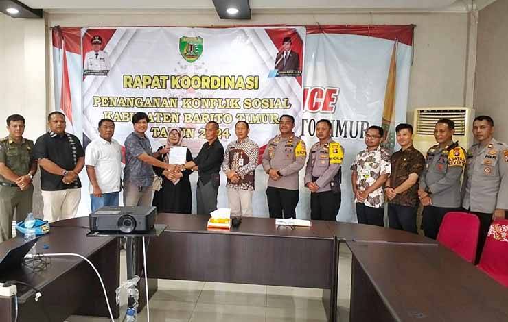 Kesempatan damai antara Suprianyoto (57) dengan PT Indopenta Sejahtera Abadi (ISA) di Ruang Rapat Wakil Bupati Barito Timur, Kamis, 11 Januari 2024. (FOTO: IST)