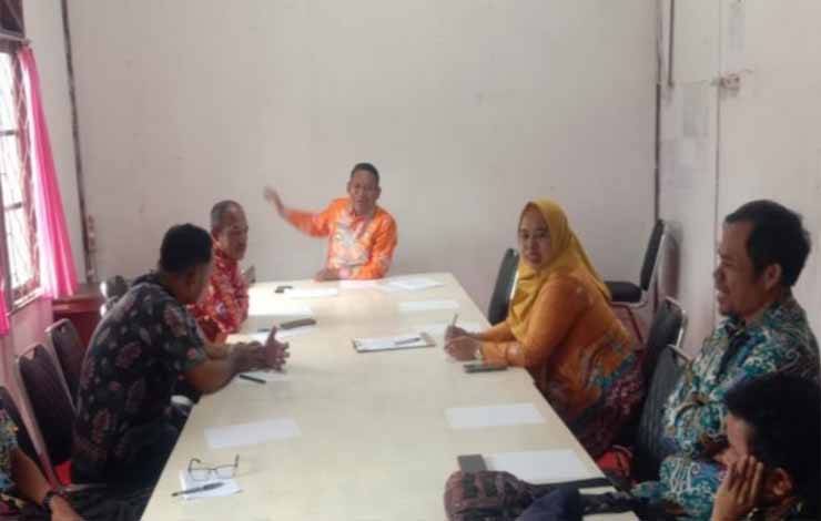 Camat Kapuas Kuala, Nurcahyono memimpin rapat dengan para kepala desa dan Pj kepala desa se kecamatan. (FOTO: IST)