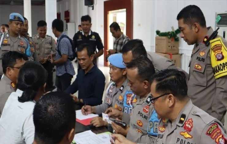 Pengecekan senpi dinas anggota Polres Kapuas bertempat di di Aula Tingang Menteng Panunjung Tarung Polres Kapuas, Kamis, 11 Januari 2024. (FOTO: IST)