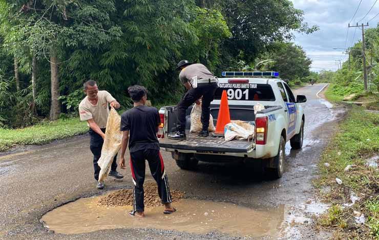 Satlantas Polres Barito Timur Lanjutkan Timbun Jalan Berlubang di Desa Kandris