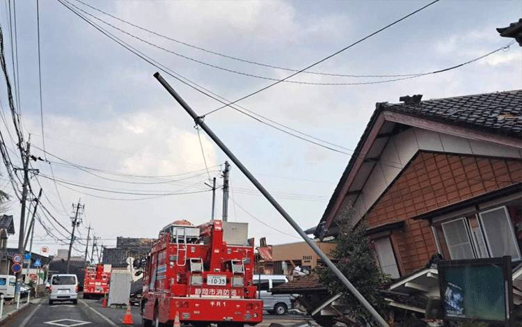 Rumah runtuh dan tiang listrik ambruk akibat gempa di wilayah Suzu, Prefektur Ishikawa. (Hikmah)