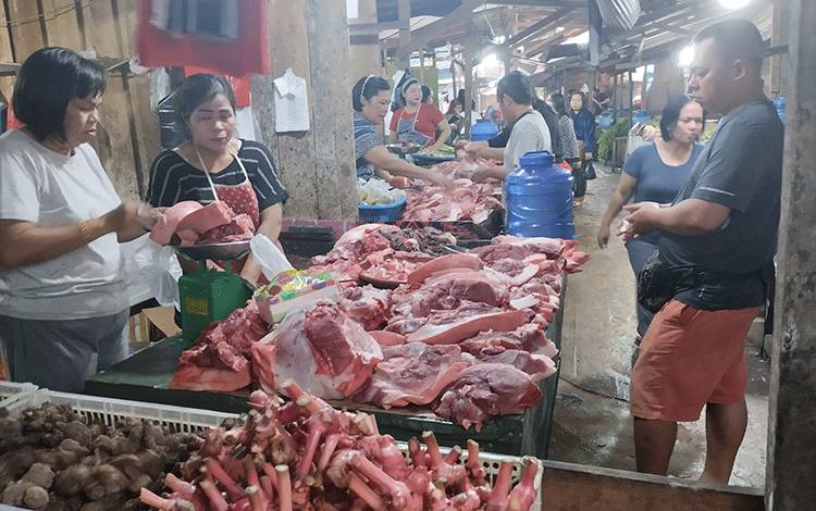 Lapak penjual daging babi tersedia di sepanjang Pasar PU, Kota Palangka Raya pada Jumat, 12 Januari 2024 pagi.(FOTO: TESTI PRISCILLA)