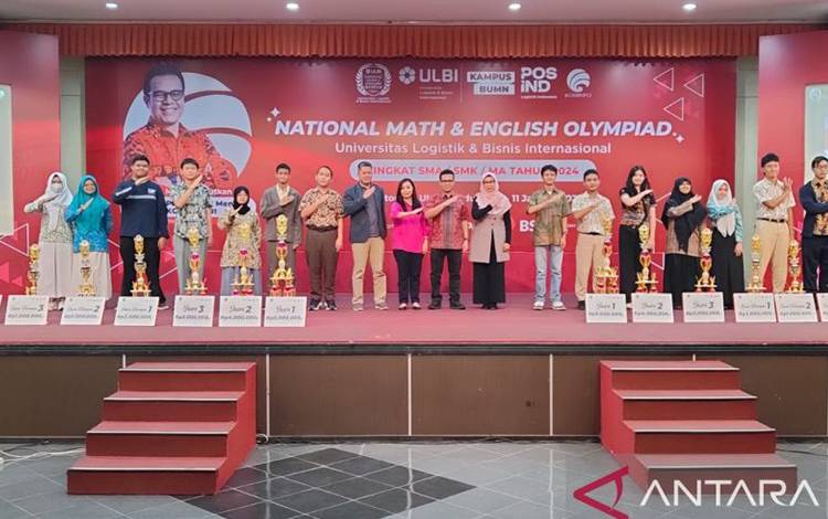 Wakil Menteri Komunikasi dan Informatika Nezar Patria (tengah) bersama jajaran Universitas Logistik dan Bisnis Internasional (ULBI) bersama para pemenang Olimpiade Matematika dan bahasa Inggris di ULBI, Bandung, Kamis (11/1/2024). (ANTARA/Ricky Prayoga)
