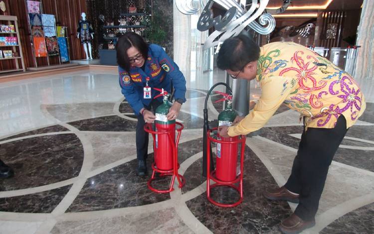 DPKP Palangka Raya Berikan Sertifikat Keselamatan Kebakaran untuk Bank Indonesia Kalteng