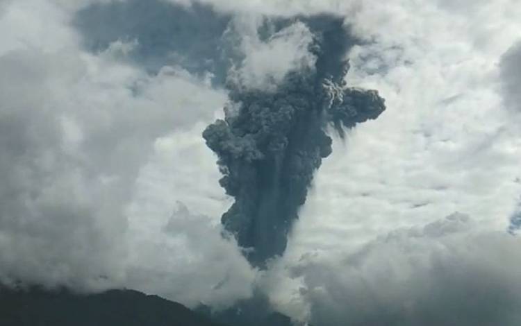 Gunung Marapi Sumbar Erupsi Lontarkan Batu Api