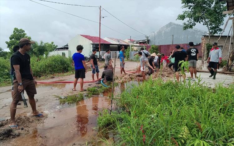 MPA Graha Pramuka Bantu Tangani Banjir Akibat Air Lambat Surut Saat Hujan
