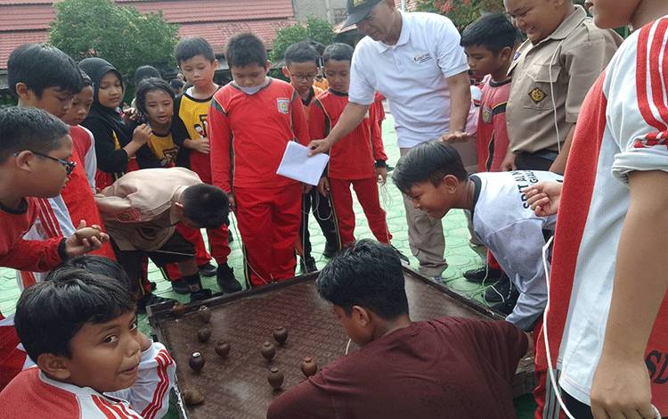 Lestarikan Olahraga Tradisional Lewat Pertandingan Persahabatan Antar SD