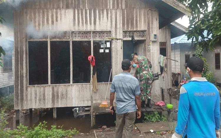 Babinsa Koramil Basarang Dampingi Kegiatan Fogging Cegah DBD