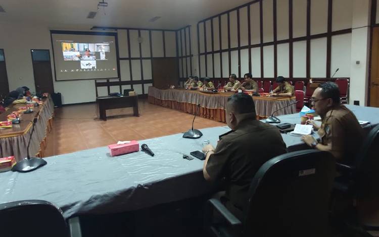 Asisten Perekonomian dan Pembangunan Sekretaris Daerah Kabupaten Seruyan Adhian Noor mengikuti kegiatan Rakor Tim Pengendalian Inflasi Daerah. (FOTO: PROKOM SERUYAN)