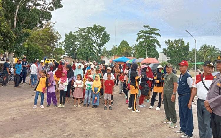 Tumbuhkan Semangat Kebersamaan, Babinsa Pandu Sanjaya Ikuti Jalan Sehat di Desa Binaan