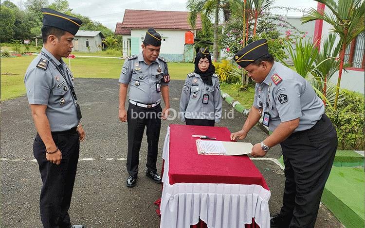Pegawai Rutan Tamiang Layang Tandatangani Komitmen Bersama Netralitas Pemilu 2024
