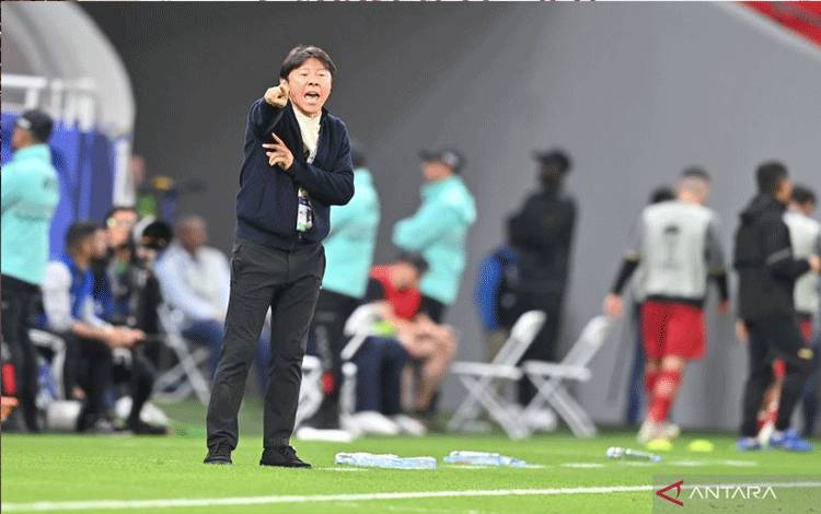 Pelatih Timnas Indonesia Shin Tae Yong memberi instruksi kepada pemain asuhannya saat laga melawan Irak pada penyisihan grup D Piala Asia 2023 di Stadion Ahmad bin Ali Doha, Qatar, Senin (15/1/2024). ANTARA FOTO/Yusran Uccang/nz
