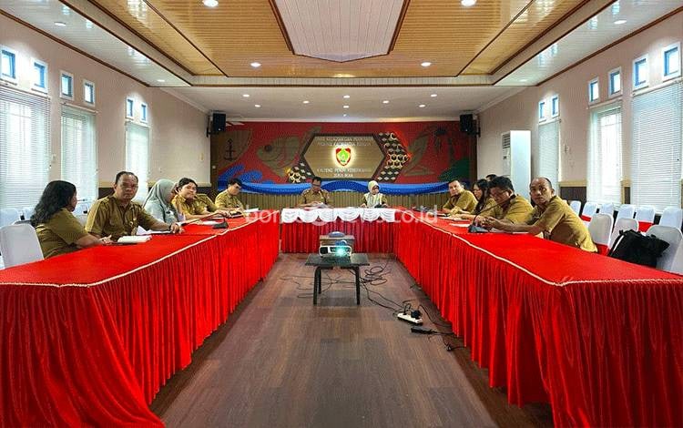 Kepala Dislutkan Provinsi Kalteng H. Darliansjah melakukan pembahasan PKS dengan ITB di Aula Dislutkan Kalteng. (FOTO: IST)