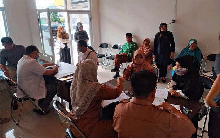 Calon Jama'ah Haji Pulang Pisau saat melakukan Pemeriksaan Kesehatan (Rikes) Tahap II bertempat dj? BLUD RSUD Pulang Pisau. Selasa, 16 Januari 2024. (FOTO : M PRADILA KANDI)