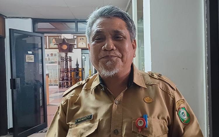 Kepala Dinas Lingkungan Hidup Kabupaten Kotawaringin Timur Machmoer. (FOTO: DEWIP)