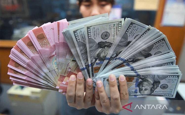 Ilustrasi - Pekerja menunjukkan uang Rupiah dan Dollar Amerika Serikat di sebuah tempat penukaran uang di Jakarta. ANTARA FOTO/Akbar Nugroho Gumay/wsj/aa.