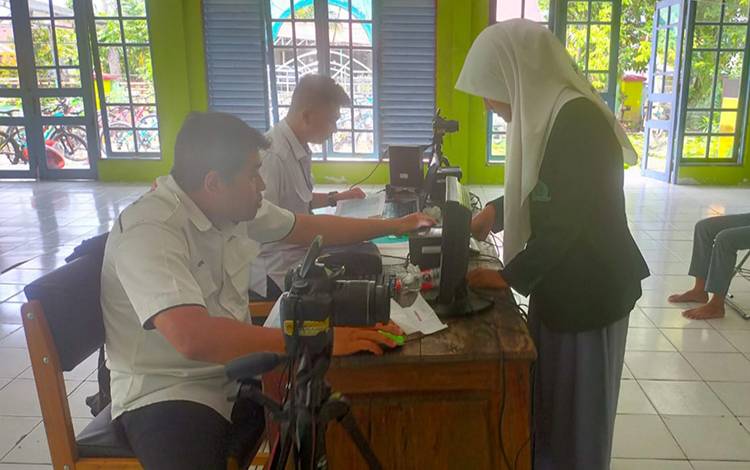 Tim Dinas Dukcapil Jemput Bola Perekaman KTP El di MAN Kapuas