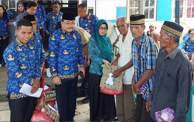 TP PKK Kapuas Kolaborasi Dengan Dinsos Serahkan Bantuan Atensi Bagi Lansia, Ibu Hamil dan Balita