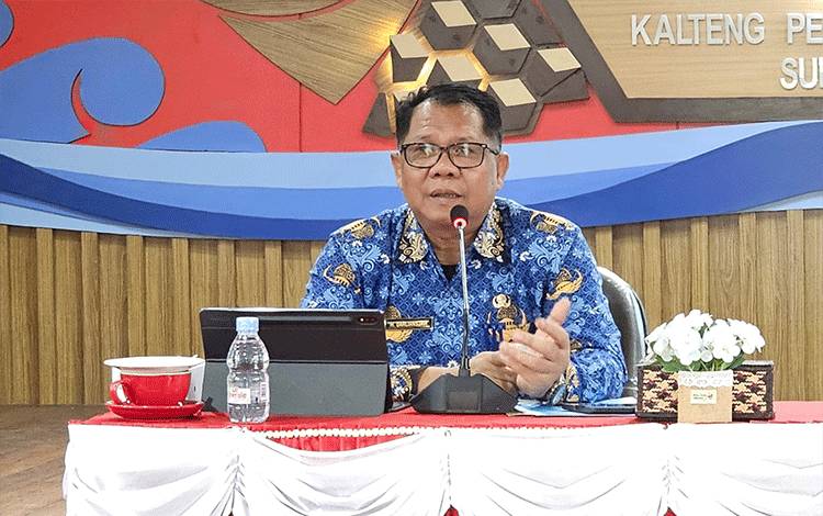 Kepala Dinas Kelautan dan Perikanan (Dislutkan) Kalteng, Darliansjah?saat rapat penguatan komitmen dalam pelaksanaan program dan kegiatan kelautan dan perikanan tahun 2024. (FOTO: IST)