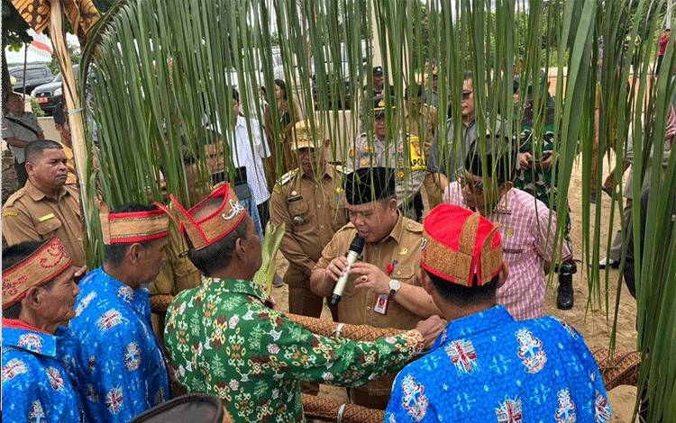 Plh Sekda Kobar Juni Gultom saat menghadiri acara Musrenbang di Kecamatan Arut Utara. (Foto: ISTIMEWA)