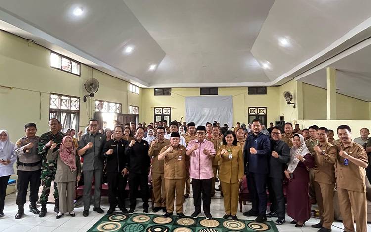 Plh Sekda Kobar, Juni Gultom bersama Wakil Ketua I DPRD, Bambang Suherman serta Kepala Dinas terkait dalam Musrenbang di Aula Kecamatan Arut Utara, Selasa, 16 Januari 2024 lalu. (FOTO: ISTIMEWA)