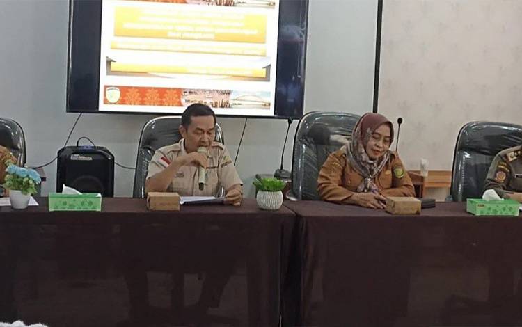 Kadinsos Palangka Raya memimpin rapat koordinasi penanganan PPKS. (FOTO: DINSOS)