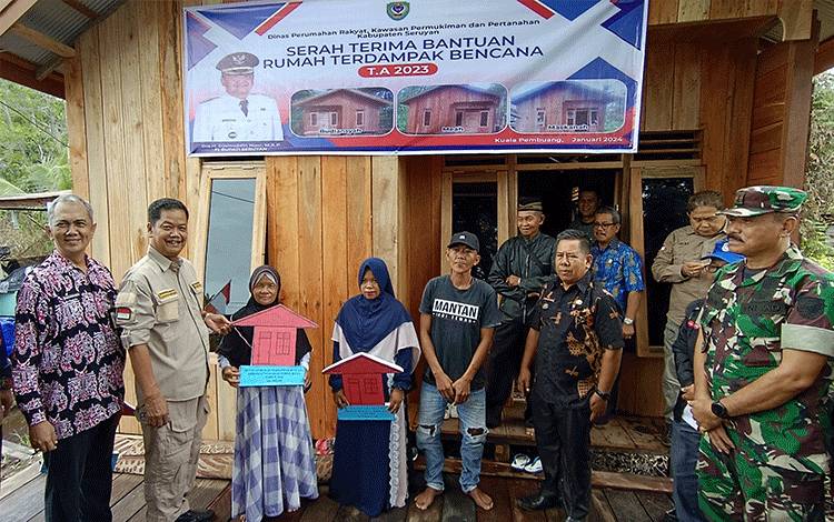 Pj Bupati Seruyan Serahkan Bantuan Rumah Warga Terdampak Bencana