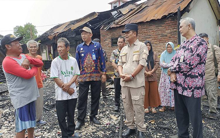 Pj Bupati Seruyan Serahkan Bantuan untuk Korban Kebakaran di Kuala Pembuang