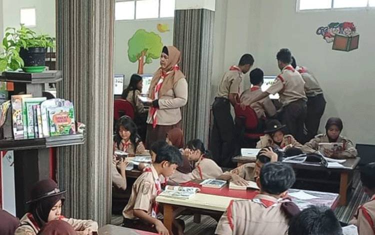 Anggota Pramuka Kapuas Kunjungi Disarpustaka Demi Tingkatkan Literasi