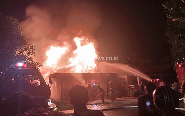 Rumah warga yang terbakar di Jalan Ir Juanda, Kecamatan Mentawa Baru Ketapang, Kabupaten Kotim, Kamis, 18 Januari 2024 malam. (FOTO: BUDDI)
