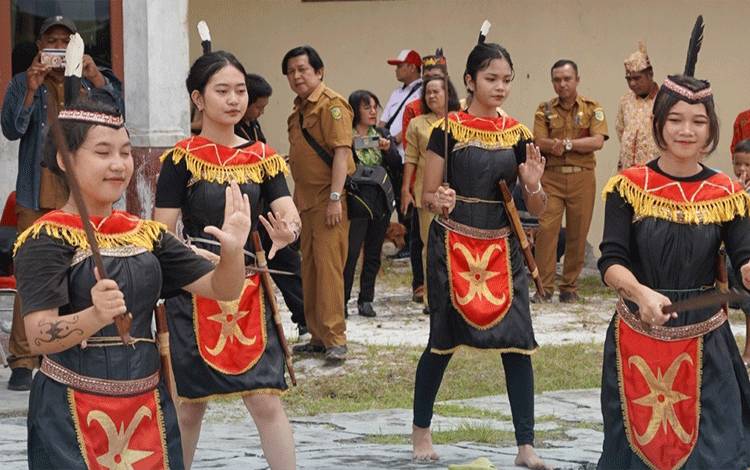 Penampilan tarian selamat datang saat Musrenbang di Kecamatan Rakumpit. (FOTO: HUMAS)