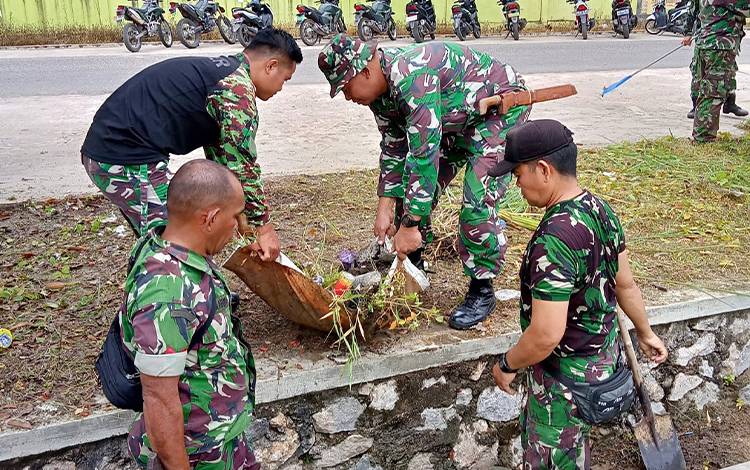 Koramil Tamiang Layang Barito Timur Bantu Bersih-bersih RTH Taman Nansarunai