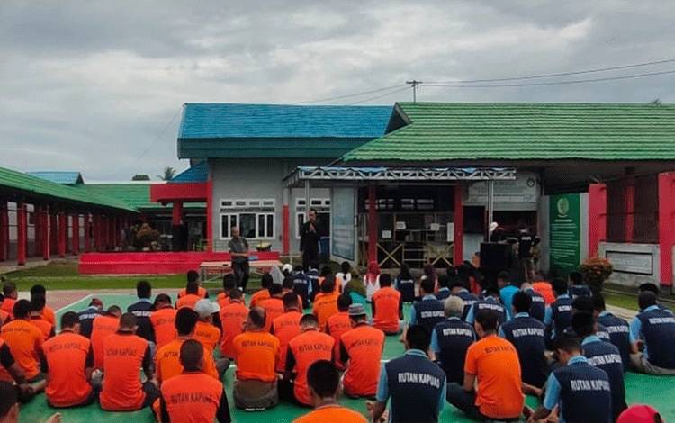 Kumpulkan WBP di Lapangan, Kepala KPR Rutan Kapuas Berikan Wejangan?