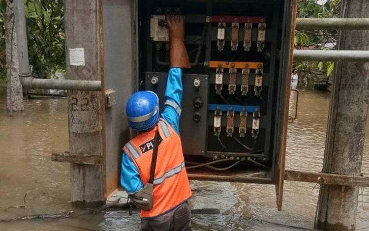 Pastikan Mudik Lebaran Berjalan Lancar, GM PLN Kalselteng Pantau Posko dan SPKLU