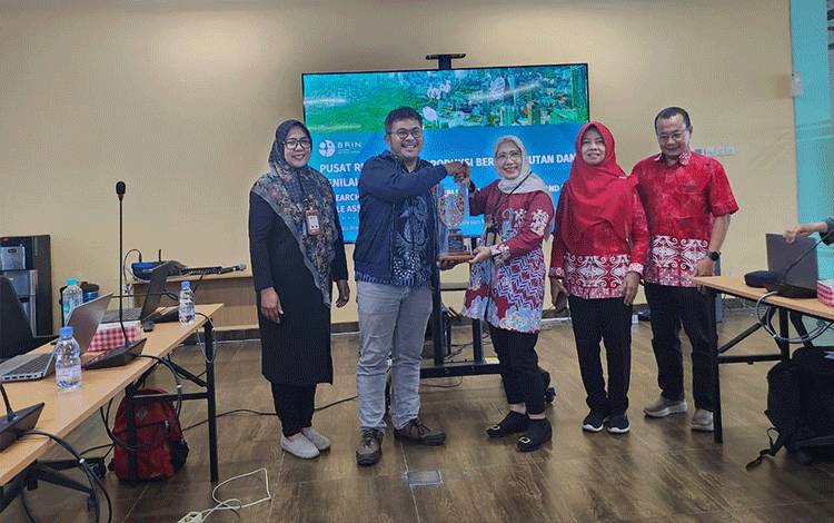 Pemberian Plakat dari Dinas TPHP Provinsi Kalteng kepada BRIN di kantor BRIN Jl. Sangkuriang, Dago, Kota Bandung, Jawa Barat. (FOTO:ITA PMHP)