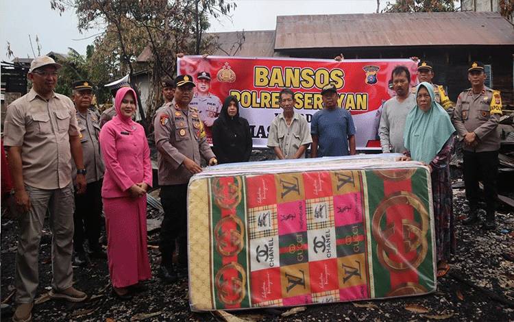 Kapolres Seruyan Salurkan Bantuan Kepada Korban Kebakaran