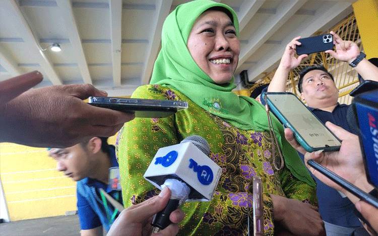 Khofifah Indar Parawansa saat ditemui di acara Hari Lahir (Harlah) ke-78 Muslimat NU di Stadion Utama Gelora Bung Karno, Jakarta, Sabtu (20/1/24) ANTARA/Sean Muhamad