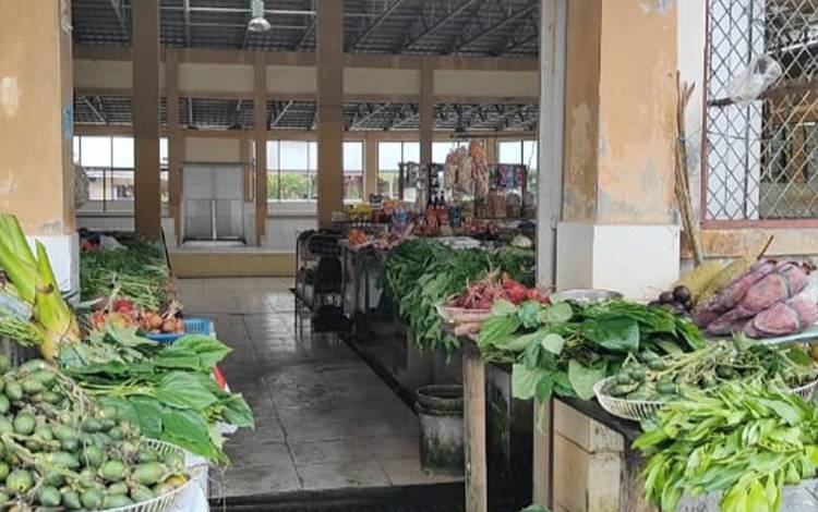 Pedagang Pasar Datah Manuah Keluhkan Pembeli yang Sedikit