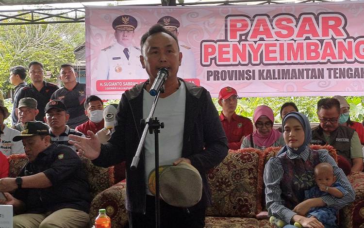 Gubernur Kalteng Bagikan Paket Sembako Gratis pada Pasar Penyeimbang di Kotim