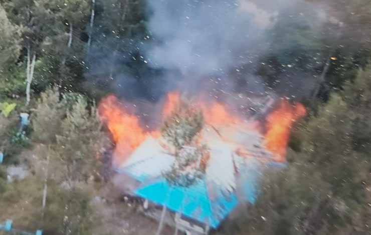 Rumah dinas anggota DPRD Kabupaten Intan Jaya yang dibakar oleh KKB. (ANTARA/HO-Dokpri)