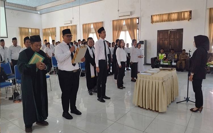 Bawaslu Kabupaten Lamandau melantik 110 orang Pengawas Tempat Pemungutan Suara (PTPS) pada Pemilu 2024 se Kecamatan Bulik. (FOTO : HENDI NURDFALAH)