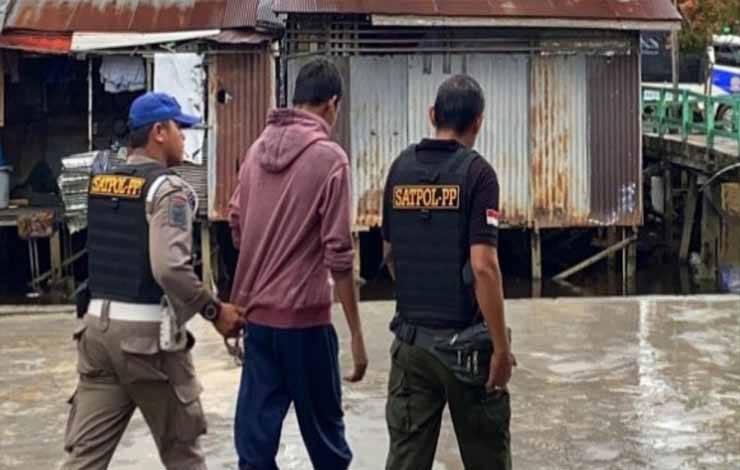 Personel Satpol PP dan Damkar Kapuas saat amankan seorang ODGJ. (FOTO: IST)