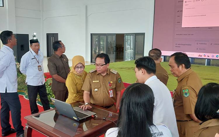 Pj Bupati Kapuas, Erlin Hardi saat lakukan penandatanganan secara ekektronik pada pencanangan korespondensi bebas kertas, bertempat di Aula Rujab Bupati, Senin, 22 Januari 2024. (FOTO: DODI)