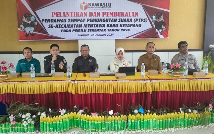 Suasana pelantikan dan pembekalan PTPS di Kecamatan Mentawa Baru Ketapang. (FOTO: Bawaslu Kotim)
