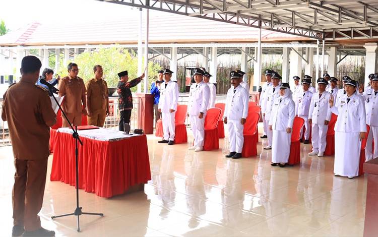 Penjabat Bupati Seruyan Djainuddin Noor sat melantik dan mengambil sumpah puluhan Pj Kades di Kabupaten Seruyan (FOTO: PROKOM SERUYAN)