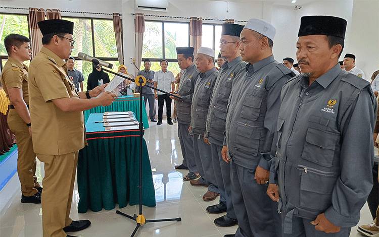 Pj Bupati Barito Timur Indra Gunawan mengukuhkan pengurus Baznas Barito Timur masa jabatan 2023-2028 di Gedung Pusat Layanan Umrah dan Haji Terpadu Kantor Kemenag Barito Timur, Senin, 22 Januari 2024. (FOTO: BOLE MALO)