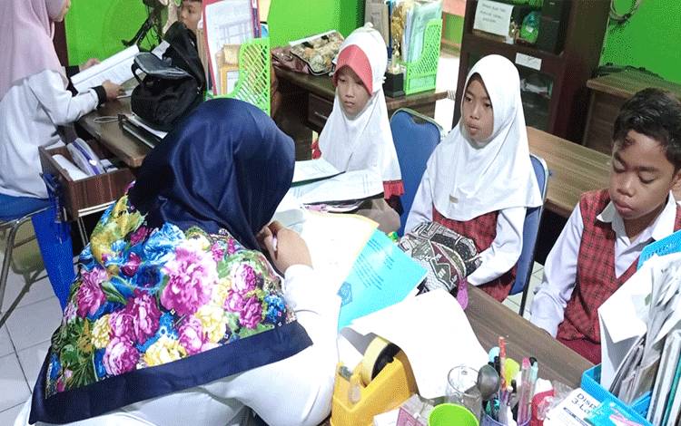 Bimbingan Praktik Pengamalan Ibadah atau PPI bagi siswa kelas VI Madrasah Ibtidaiyah Negeri atau MIN 5 Kota Palangka Raya.(FOTO: Dokumentasi Asdi untuk Borneonews)
