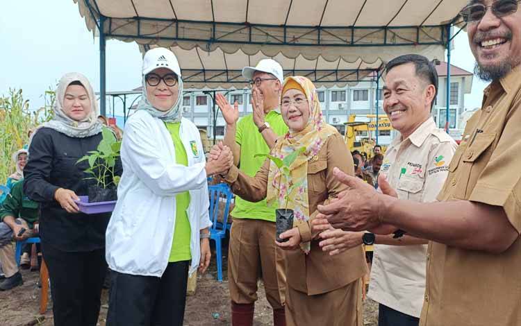 Pj Wali Kota Palangka Raya Beri Bibit Sayuran untuk Kepala Dinas