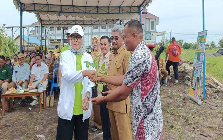 Pemko Palangka Raya Berikan Bantuan Bibit Cabai untuk Warga